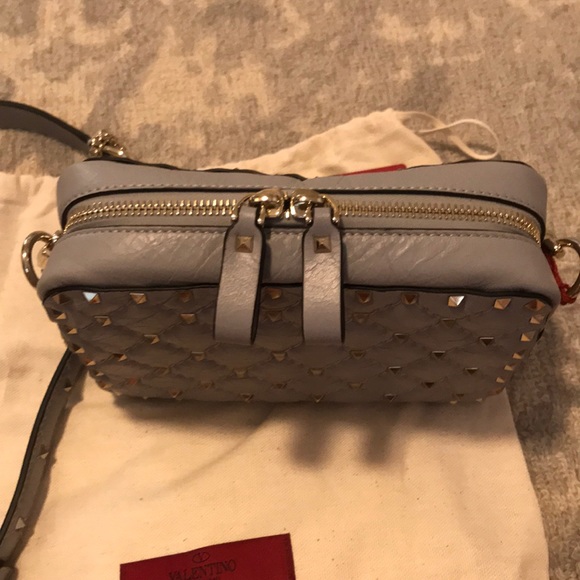 NEW MEDIUM VALENTINO ROCKSTUD SPIKE CAMERA BAG - Picture 7 of 8